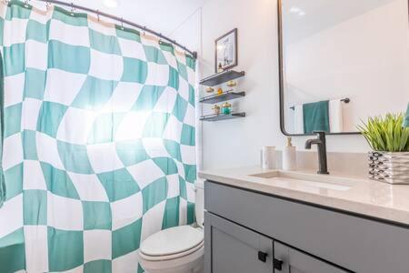 Holiday home Disco Dollhouse - East + 2 8 Mi Downtown *