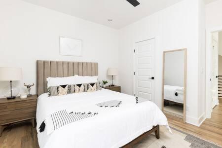 The Waylon - 8 Beds And Cozy Rooftop Lounge