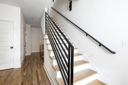 The Waylon - 8 Beds And Cozy Rooftop Lounge