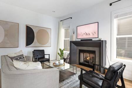 The Waylon - 8 Beds And Cozy Rooftop Lounge