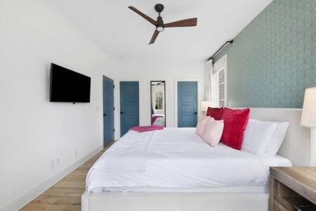 The Jolene - 10 Beds And Cozy Rooftop W Fire Pit Holiday home