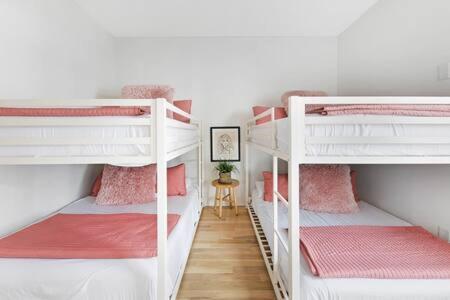 The Jolene - 10 Beds And Cozy Rooftop W Fire Pit Holiday home
