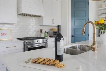 The Jolene - 10 Beds And Cozy Rooftop W Fire Pit Holiday home *