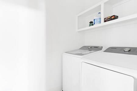 The Hadley House - Cozy Porch & Fenced In Backyard