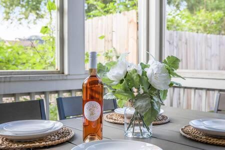 The Hadley House - Cozy Porch & Fenced In Backyard Holiday home *