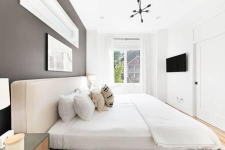 The Hadley House - Cozy Porch & Fenced In Backyard Holiday home