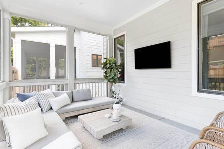 The Hadley House - Cozy Porch & Fenced In Backyard *