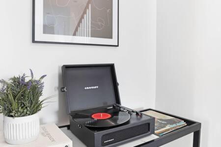 The Hadley House - Cozy Porch & Fenced In Backyard Holiday home *