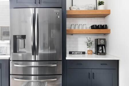 The Hadley House - Cozy Porch & Fenced In Backyard Holiday home