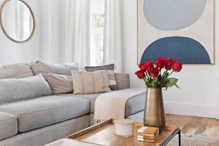 The Hadley House - Cozy Porch & Fenced In Backyard Holiday home