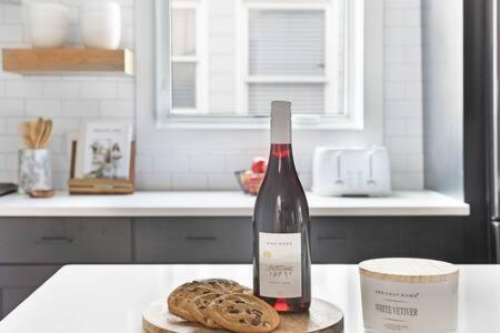 The Hadley House - Cozy Porch & Fenced In Backyard Holiday home *