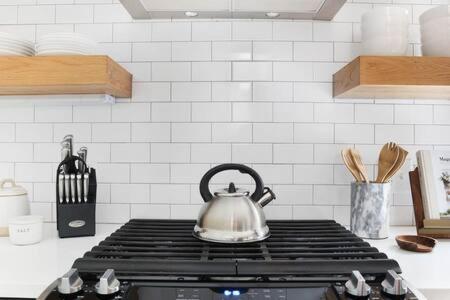 Holiday home The Hadley House - Cozy Porch & Fenced In Backyard *