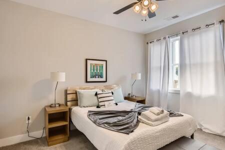 New Build 5 Min To Broadway Sleeps 10 Holiday home *