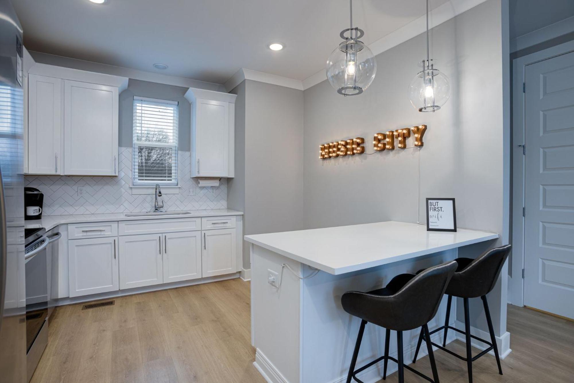 Modern Townhome, 10min To Downtown! 8min To Grand Ole Opry! Sleeps 8! Holiday home Nashville