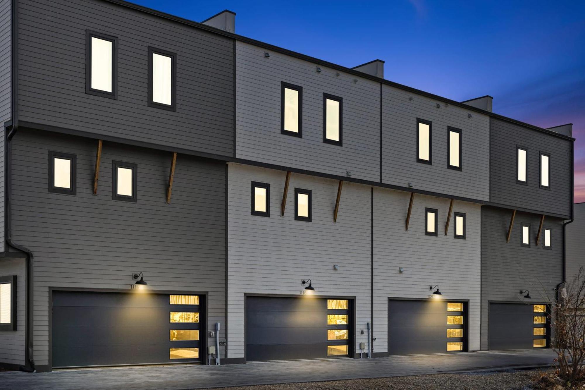 5 Mins To Dt ~gameroom ~ Balcony~sleeps 10~karaoke Holiday home *