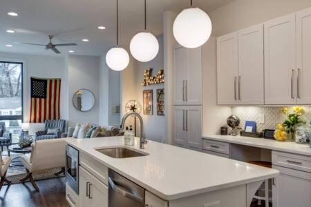 6 Bedroom Gulch Homes, Garages, Rooftops, Walk To Gulch 10 Mins To Broadway, 24 Hour Hospitality Team, Perfect For Groups Nashville