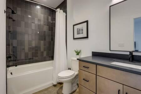 The Ireland - Rooftop Views, 9 Mins To Broadway Holiday home Nashville