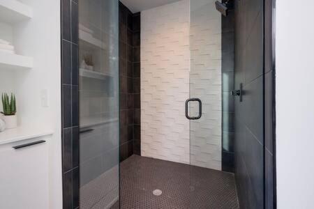 Holiday home The Ireland - Rooftop Views, 9 Mins To Broadway *