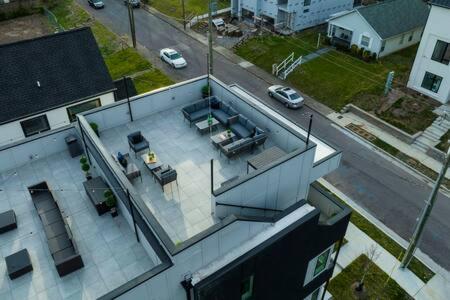 The Ireland - Rooftop Views, 9 Mins To Broadway *