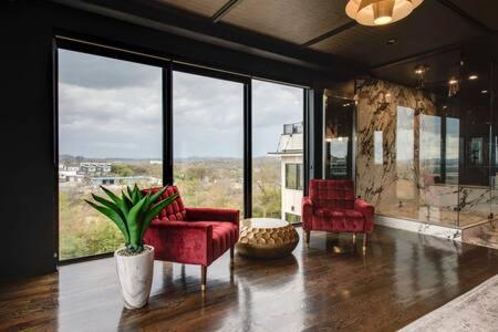 Large Rooftop, Murals, Skyline Views, Five Mins To Stadium Less Than 10 Mins To 5 Points And Broadway, Rooftop Grill, Garage Spaces And Ample Parking, 24 Hr Hospitality, Great For Groups *