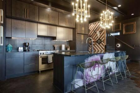 Large Rooftop, Murals, Skyline Views, Five Mins To Stadium Less Than 10 Mins To 5 Points And Broadway, Rooftop Grill, Garage Spaces And Ample Parking, 24 Hr Hospitality, Great For Groups * Nashville