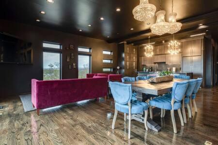 Large Rooftop, Murals, Skyline Views, Five Mins To Stadium Less Than 10 Mins To 5 Points And Broadway, Rooftop Grill, Garage Spaces And Ample Parking, 24 Hr Hospitality, Great For Groups Holiday home *