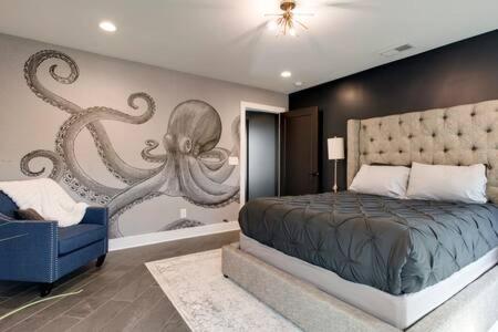 Holiday home Large Rooftop, Murals, Skyline Views, Five Mins To Stadium Less Than 10 Mins To 5 Points And Broadway, Rooftop Grill, Garage Spaces And Ample Parking, 24 Hr Hospitality, Great For Groups Nashville