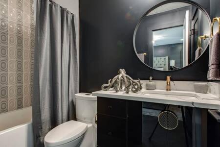 Large Rooftop, Murals, Skyline Views, Five Mins To Stadium Less Than 10 Mins To 5 Points And Broadway, Rooftop Grill, Garage Spaces And Ample Parking, 24 Hr Hospitality, Great For Groups * Nashville