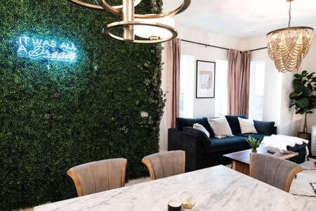 The Ludlow - Chic Rooftop & Peloton, Walk To Eats
