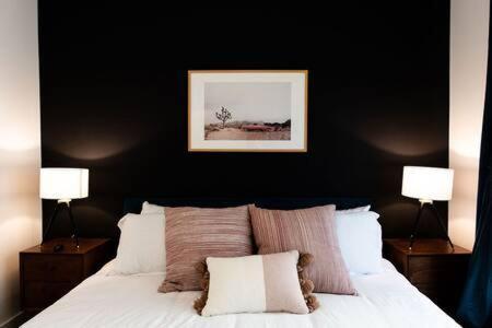 Designer Hillsboro Village Rooftop Home, Open Plan, Sleep 12 With Smart Tvs, Gourmet Kitchen & Pet-friendly Comfort, Walk To Pancake Pantry, Boutique Shopping & Vanderbilt, Minutes To Belmont, 12 South & Broadway, Garage Parking, 24 Hr Hospitality Holiday home Nashville