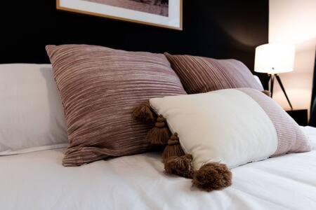 Designer Hillsboro Village Rooftop Home, Open Plan, Sleep 12 With Smart Tvs, Gourmet Kitchen & Pet-friendly Comfort, Walk To Pancake Pantry, Boutique Shopping & Vanderbilt, Minutes To Belmont, 12 South & Broadway, Garage Parking, 24 Hr Hospitality Holiday home Nashville