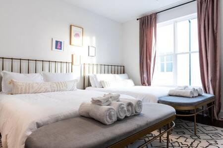 Designer Hillsboro Village Rooftop Home, Open Plan, Sleep 12 With Smart Tvs, Gourmet Kitchen & Pet-friendly Comfort, Walk To Pancake Pantry, Boutique Shopping & Vanderbilt, Minutes To Belmont, 12 South & Broadway, Garage Parking, 24 Hr Hospitality Holiday home