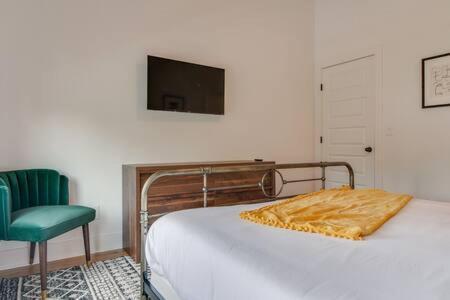 The Laurent - Lively Retreat, Walk To Airy Eateries Holiday home *