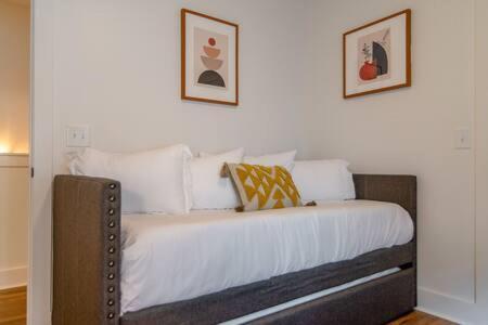 The Laurent - Lively Retreat, Walk To Airy Eateries Holiday home