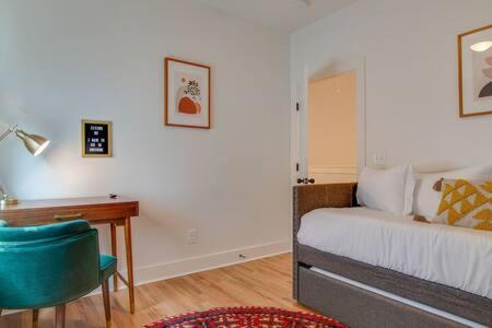 The Laurent - Lively Retreat, Walk To Airy Eateries