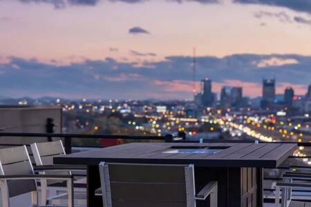 Hot Tub, Rooftop, Skyline View, 5mins From Stadium, Less Than 10 Mins To 5 Points And Broadway, 3 Spacious Suites, Workspace, Garage Spaces And Ample Parking, 24 Hr Hospitality * Nashville