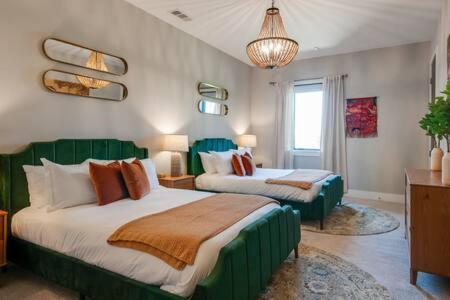 Holiday home Hot Tub, Rooftop, Skyline View, 5mins From Stadium, Less Than 10 Mins To 5 Points And Broadway, 3 Spacious Suites, Workspace, Garage Spaces And Ample Parking, 24 Hr Hospitality Nashville