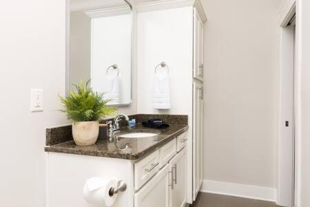 The Edgehill House - Cozy & Close To Everything Holiday home *