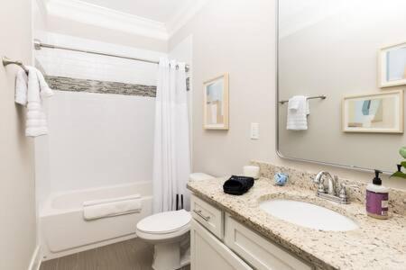 The Edgehill House - Cozy & Close To Everything Holiday home