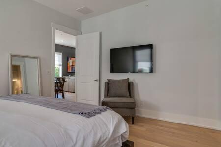 Open And Airy Near Vandy, 1 Story, Elevator Building, Secure Parking, Patio, Elevator, Sleeping Space For Guests, Great For Groups, Walk To Campus, 24 Hr Hospitality Holiday home *