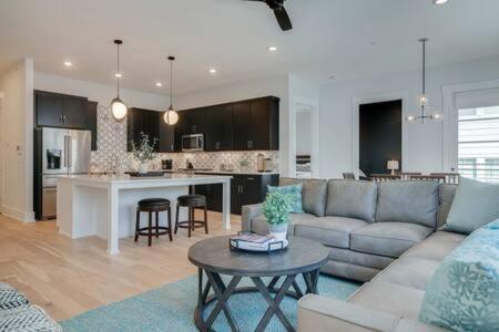 Open And Airy Near Vandy, 1 Story, Elevator Building, Secure Parking, Patio, Elevator, Sleeping Space For Guests, Great For Groups, Walk To Campus, 24 Hr Hospitality Nashville