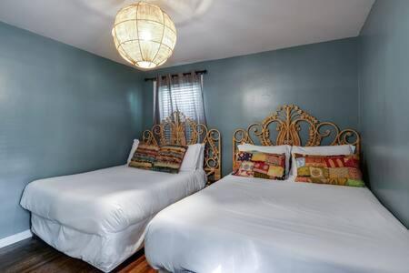 The Pennington - Boho Chic Gem, Dog Friendly Yard! * Nashville