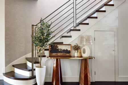 The Shelby - Enchanting Modern Min From Dt *