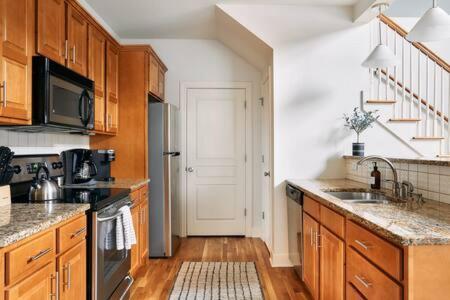 Chic Retreat Steps From Vanderbilt Holiday home Nashville