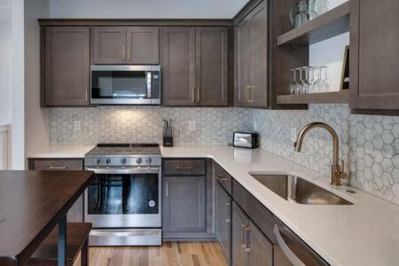 Stylish East Nash Townhouse, Walk To Favorite Eats, Cozy Den, Workspace, Smart Tvs & Fast Wifi, Full Kitchen, Garage & 24 Hr Hospitality, Near Mas Tacos, Rosepepper & Five Points, 10 Min To Broadway Holiday home Nashville