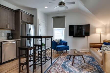 Stylish East Nash Townhouse, Walk To Favorite Eats, Cozy Den, Workspace, Smart Tvs & Fast Wifi, Full Kitchen, Garage & 24 Hr Hospitality, Near Mas Tacos, Rosepepper & Five Points, 10 Min To Broadway *