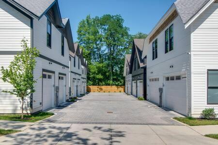 Chic East Retreat, Walk To Local Faves, Modern Interior, Workspace & Smart Tvs, Full Kitchen, Garage & Fast Wifi, Near Mas Tacos, Rosepepper & Five Points, 10 Min To Broadway & Nissan Stadium, 24 Hr Hospitality Holiday home Nashville