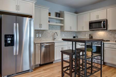 Chic East Retreat, Walk To Local Faves, Modern Interior, Workspace & Smart Tvs, Full Kitchen, Garage & Fast Wifi, Near Mas Tacos, Rosepepper & Five Points, 10 Min To Broadway & Nissan Stadium, 24 Hr Hospitality * Nashville