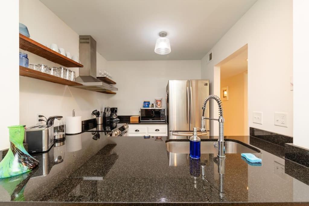 Apartment Modern 2br With Optional Parking Near Vanderbilt & Music Row, Walk To Centennial Park & Mins To Broadway *