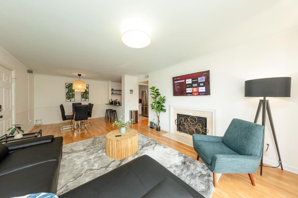 Modern 2br With Optional Parking Near Vanderbilt & Music Row, Walk To Centennial Park & Mins To Broadway